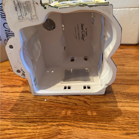 Snow Village Haunted Mansion - Picture 7 of 13